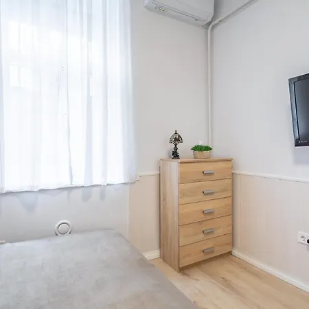 Easy Access - - Cozy Apartment